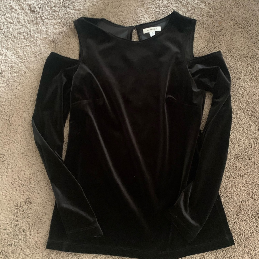 🌹4/$30 Max Studio cold shoulder top